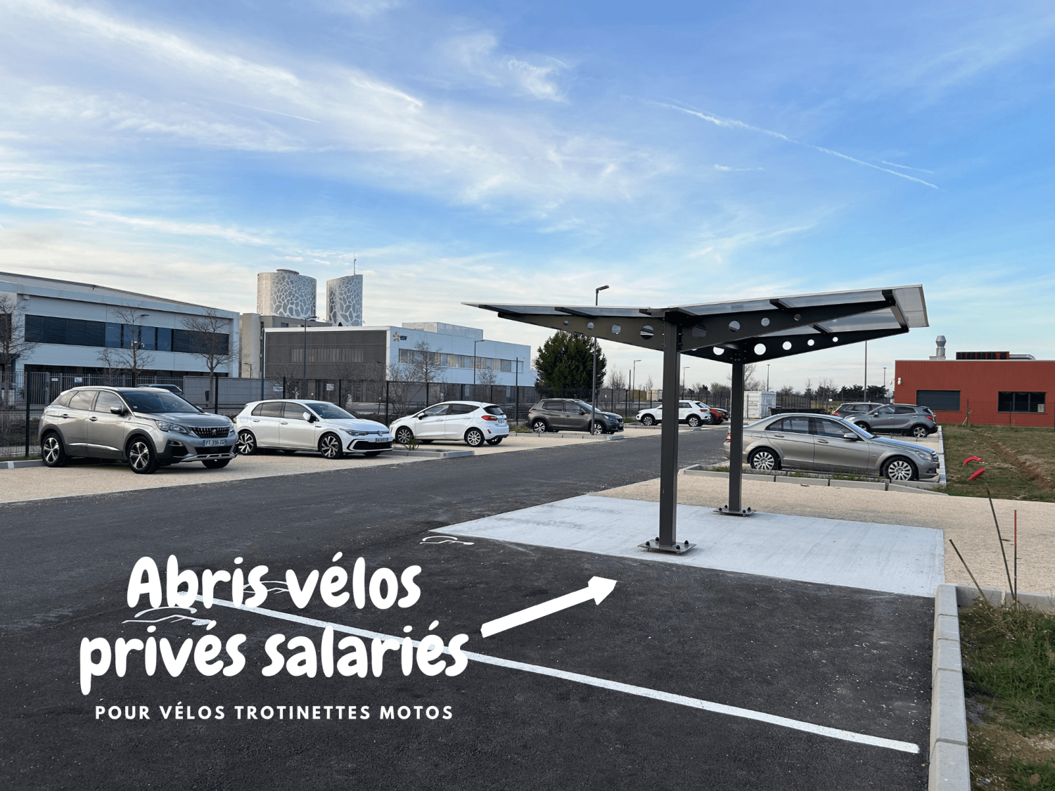 Abri vélos en place!