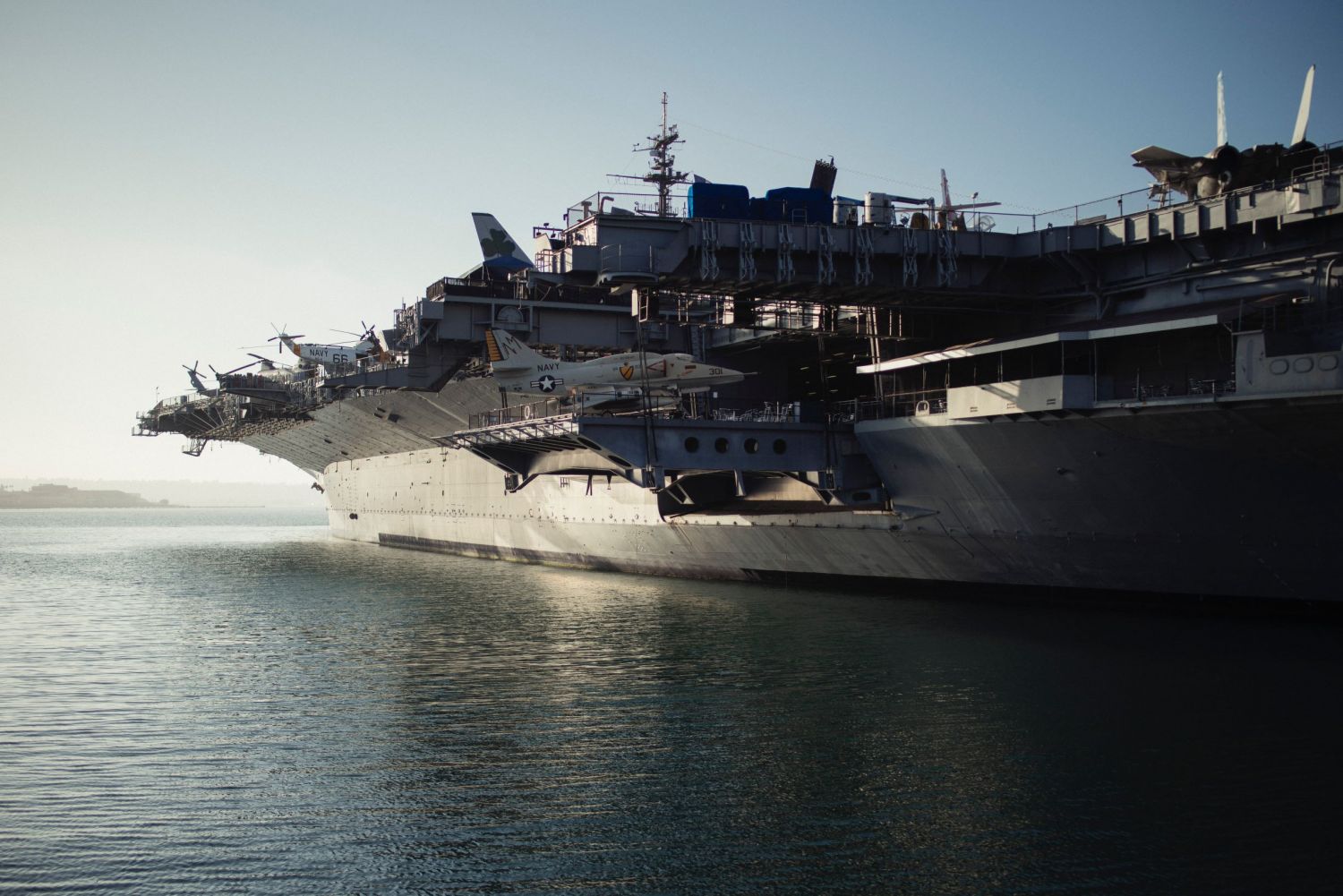 Matériels électroniques pour les forces navales